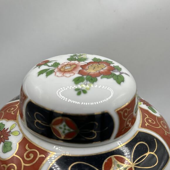 Vintage Japanese Imari Hand Painted Porcelain Red Gold Ginger Jar Vase with Lid - Picture 4 of 6